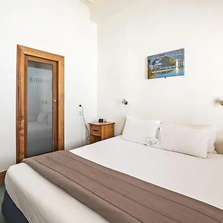 The Cambridge Hotel & Backpackers